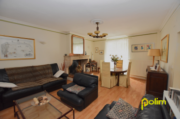 Maison de ville bord de moselle.. Vous aimez le charme de l'ancien rénové cette maison de ville est faite pour vous. Elle comprenant au RDC : Hall d'entrée, cuisine équipée, buanderie et cellier, WC. Au demi niveau supérieur un vaste séjour avec une grosse cheminée. A l'étage : 3 chambres dont une avec un dressing, WC, salle de bains. Parfait état,  aucun travaux à prévoir. Idéal Petits budgets !!!
  
Les informations sur les risques auxquels ce bien est exposé sont disponibles sur le site Géorisques : www.georisques.gouv.fr