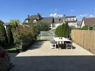 L\'agence CIMOLUX vous propose à la vente une maison à Bettembourg, dans une cité très calme près de l\'école, crèche, gare, avec une superficie totale de +/- 120m2 complètement rénovée.<br><br>La maison dispose:<br><br>Au rdch: de 1 hall d\'entrée, de 1 cuisine équipée ouverte sur la salle à manger, de 1 salon avec poile a   bois, avec acces sur la terrasse et jardin;<br>Au 1er étage: de 1 hall de nuit, de 2 chambres à coucher, de 1 salle de douche avec WC;<br>Au 2émé étage: de 1 hall de nuit, de 2 chambres à coucher, de 1 salle de bain avec douche, baignoire et  WC;<br>Au sous sol: de 1 cave, de 1 buanderie, de 1 grand garage;<br>Et pour compléter nous avons un emplacement de parking extérieurs.<br>La maison est équipée de dalles en béton, chaudière a condensation Gaz, fenêtres en double vitrage avec volets électriques, système d\'alarme, toiture en ardoise.<br><br>Prix:978 000 €<br>(frais d\'agence compris 3% Tva 16 % à la charge du vendeur)<br><br>Pour plus d\'informations n\'hésitez pas à nous contacter, on parle français, allemand, luxembourgeois, anglais, portugais et italien.<br><br>Pour l\'obtention de votre crédit, nos contacts avec nos partenaires financiers vous permettront d\'avoir les meilleures conditions.