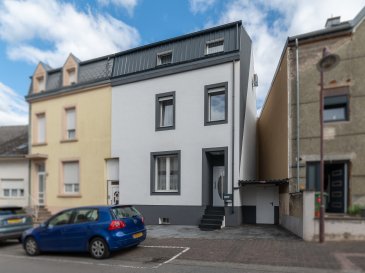 L'agence CHAVES en collaboration avec l'agence BOMEL IMMO vous propose à la vente cette maison mitoyenne située à Pétange, à proximité immédiate du centre, de la gare et de toutes les commodités accessibles à pied.

La maison se compose comme suit :

Rez-de-chaussée :
Hall d'entrée, cuisine équipée avec accès vers la terrasse et le jardin, salon/salle à manger, WC avec douche et bureau de 8,67 m².

1er étage :
Hall de nuit, salle de douche et 3 chambres à coucher de 10,61 m², 13,28 m² et 14,85 m².

2e étage :
Hall de nuit, salle de douche et 2 belles chambres à coucher, dont une chambre avec dressing de 22,89 m² et une 15,66 m².

Sous-sol :
Caves, buanderie et pièce polyvalente pouvant servir d'espace détente, salle de massage, salle de repassage ou espace loisirs.

Extérieurs :
Grande terrasse avec une cuisine extérieure équipée, jacuzzi et jardin de ± 260 m², et 2 emplacements de parking extérieur devant la maison.

Informations complémentaires :

Double et triple vitrage  
Chauffage au gaz  
Chaudière de 2017-2018  
Toiture rénovée et en bon état  
Façade récemment refaite  
Cuisine équipée de 2016  
Passeport énergétique en cours  
Situation :  
Emplacement central à Pétange avec gare, commerces, restaurants, cafés, commune et autres commodités accessibles à pied.