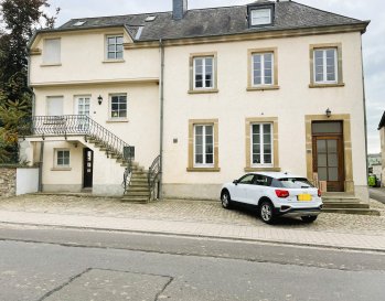 Maison de caractère avec potentiel résidentiel et locatif ? Buschdorf

Cette propriété unique dont l'architecture extérieure, semblant réunir deux maisons fusionnées, offre une flexibilité rare.

Libre des 4 côtés, d'une surface totale de +/- 280m² sur une parcelle de 7,22ares (situé en zone MIX-V), combine charme historique et potentiel résidentiel moderne.

L'aménagement actuel permet la création de 3 appartements, avec possibilité de créer une extension pour 3 appartements supplémentaires, donc potentiel pour 6 appartements en tout.

La maison dispose déjà de :

6 chambres (dont 3 pour usage personnel)

4 salles de bains + 1 WC séparé

3 cuisines équipées

Garage pour 4 voitures + 6 emplacements extérieurs

3 entrées séparées, garantissant indépendance et flexibilité pour habitation ou location

Caractéristiques principales :

Projet existant pour 3 appartements + extension possible pour 3 supplémentaires

6 chambres, 4 salles de bains, 1 WC séparé

3 cuisines équipées

Garage pour 4 voitures et 6 emplacements extérieurs

3 entrées séparées

Terrain de 7,22 ares ? libre sur 4 côtés 

Surface habitable ± 280 m²

Zone Mix-V offrant des opportunités résidentielles et mixtes

Rendement locatif intéressant dans un scénario mixte : 