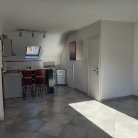 Cette offre exceptionnelle concerne un immeuble d'investissement situé à Creutzwald, France, et est proposé à la vente par l'agence Wirrig Chaparoff Immobilier.

Détails de la propriété 
- 4 appartements tous loués au chauffage gaz individuel
-  1 commerce restaurant avec une terrasse
-  1 commerce coiffeur
-  1 commerce bien-être
-  1 garage
-  panneaux phot voltaîque avec un rendement entre 1600 et 2000€ l'année
-  1 garage
-  loyers 4800€
- taxe foncière est de 4681€ 
 
Cet immeuble d'investissement a une superficie totale de 500 m² sur un terrain de 5 ares, idéal pour quiconque cherche un espace rentable. 
Le bâtiment, construit en 1953 et rénové en 2015, s'étend sur deux étages et comprend un garage.
 Internet par fibre optique et  cet immeuble est parfaitement adapté à une utilisation moderne et connectée. Classé D en termes de performance énergétique avec des installations de chauffage au gaz et électrique, il offre un environnement économe en énergie. 

Commodités à proximité  
Creutzwald offre une communauté dynamique avec une variété de commodités. Le quartier bénéficie d'un environnement paisible avec des espaces verts idéaux pour les loisirs et la détente. Les écoles et les établissements d'enseignement sont facilement accessibles, offrant une éducation de qualité pour tous les groupes d'âge. Pour le shopping et la restauration, de nombreux magasins et restaurants sont disponibles dans la région. Les services de santé sont bien établis avec plusieurs installations médicales à proximité. L'accessibilité est facile grâce à l'excellente infrastructure de transport à Creutzwald.

Ne manquez pas cette opportunité d'investissement exceptionnelle ! Planifiez une visite en nous contactant via notre formulaire de contact ou par téléphone.