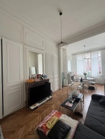3 rue de denain -lille 
Appartement rénové, traversant, avec du cachet se composant d'une entrée,  séjour double, cuisine équipée, 2 chambres, salle de bain avec baignoire, wcséparé, cour et cave . 
Chauffage et eau chaude individuel electrique _
Loyer 1050 euros +60 eurs prov chgrges ( eau froide et commun) 
Honoraire locataire 900 euros .
Secteur Porte de Paris/parc Jean baptiste Lebas/St sauveur 
Exclusivité Barbara IMMOBILIER 0666924628