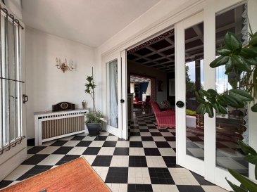 A Thionville - Demeure bourgeoise d'exception - Volumes remarquables et fort potentiel. Idéalement située à Thionville, cette élégante maison individuelle de caractère  séduit immédiatement par ses volumes impressionnants et son cachet.
Édifiée sur un terrain d'environ 11 ares en grande partie de plain-pied, la propriété offre un cadre de vie rare, alliant espace, luminosité et tranquillité.
Dès l'entrée, vous serez charmés par une vaste pièce de réception comprenant un séjour et une salle à manger avec  une cheminée centrale, véritable coeur de la maison. Les espaces de vie, aux proportions exceptionnelles, offrent de nombreuses possibilités d'aménagement.
La partie nuit se compose de 4 chambres, accompagnées de 2 salles de bains. Une lingerie vient compléter l'organisation fonctionnelle du rez-de-chaussée.
Le sous-sol complet constitue un véritable atout .
Un garage double, une terrasse et un vaste jardin arboré viennent parfaire ce bien aux multiples atouts.
Des travaux de rénovation sont à prévoir.
Pour plus d'informations ou organiser une visite, contactez nous.
- Karine Karas 06 08 31 19 87
- Katia Moriceau 06 75 66 99 25
Les informations sur les risques auxquels ce bien est exposé sont disponibles sur le site Géorisques : www.georisques.gouv.fr »