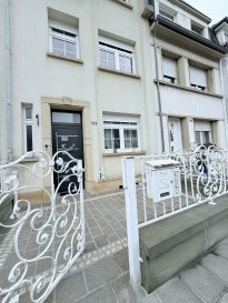 Manso Immo vous propose à la vente cette superbe maison entièrement rénovée avec goût, où charme et modernité se rencontrent à la perfection. Située dans une rue à sens unique, au calme, elle offre un cadre de vie privilégié, idéal pour une famille à la recherche de confort et de sérénité.

D'une superficie d'environ 125 m², elle propose trois belles chambres, dont une magnifique chambre aménagée au dernier étage avec accès à une grande terrasse offrant une vue imprenable. Ainsi qu'un bureau, facilement transformable en chambre d'appoint selon vos besoins.

La cuisine équipée et fonctionnelle s'ouvre sur un séjour lumineux et chaleureux, parfait pour vos moments en famille ou entre amis.

Le sous-sol complète idéalement ce bien et comprend une cave, un local technique ainsi qu'une buanderie, offrant des espaces de rangement et de fonctionnalité supplémentaires.

À l'arrière de la maison, profitez d'une agréable terrasse et d'un jardin privatif, véritables espaces de détente aux beaux jours.

Côté confort : double vitrage, volets électriques, rénovation complète en 2022 (dalle béton, électricité neuve, isolation du grenier) et chaudière à condensation au gaz (2018).

Aucun travaux à prévoir, vous n'avez plus qu'à poser vos valises !

Proche de toutes commodités : gare routière, arrêts de bus, écoles primaires, supermarchés et restaurants.

Une maison pleine de charme, prête à accueillir votre nouvelle histoire.

Toutes les indications sont basées exclusivement sur les informations mises à notre disposition par nos clients. Nous n'assumons aucune garantie quant à l'exactitude et l'actualité de ces indications.

Les prix affichés s'entendent frais d'agence inclus de 3% + 17%TVA. Les honoraires d'agence sont à charge des vendeurs.

Pour plus d'informations, photos ou convenir d'un rendez-vous, vous pouvez nous contacter au :
+352 24 51 33 79 info@mansoimmo.lu