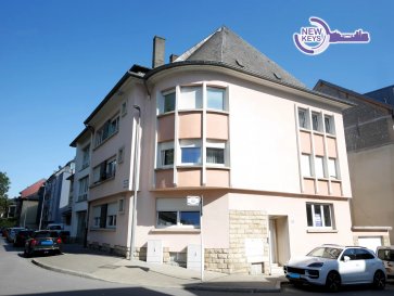 (English version below)

FR _ Découvrez en exclusivité ce charmant appartement entièrement rénové en 2019, idéalement situé au rez-de-chaussée d'une petite copropriété bien entretenue à Luxembourg-Bonnevoie. Lumineux, ce bien de 55m2 offre un cadre de vie moderne et confortable, parfait pour un premier achat ou un investissement locatif.
Situé en zone mixte urbaine (PAG), ce bien offre une opportunité rare alliant potentiel résidentiel et commercial, idéale pour un investissement pérenne et valorisant.

L'appartement se compose d'un hall d'entrée accueillant
donnant sur un spacieux living ouvert sur une cuisine équipée et moderne, créant un espace convivial et lumineux. Vous y trouverez également des toilettes séparées, une salle de douche contemporaine et une chambre confortable avec son coin dressing intégré, optimisant l'espace de rangement.

Toutes les rénovations de 2019 (électricité, peintures, sols, salle de bain, toilettes, cuisine, porte d'entrée) ont été réalisées avec goût et des matériaux de qualité. Les fenêtres à double vitrage assurent une excellente isolation. Il n'y aucun travaux à prévoir pour s'installer.

Profitez d'une localisation privilégiée, à proximité immédiate de toutes les commodités à pied : la gare, les arrêts de bus, les commerces locaux et les écoles sont à quelques minutes.

Une spacieuse cave privative vient compléter ce bien.

Faibles charges mensuelles de copropriété (215 EUR).

>>>> Contactez-nous au 691 216 830 ou par e-mail : smarrocco@newkeys.lu pour toute information complémentaire ou pour organiser une visite.


Les prix s'entendent frais d'agence inclus dans le prix et payable par le vendeur.
Nous recherchons en permanence pour la vente et pour la location, des appartements, maisons,
terrains à bâtir pour notre clientèle déjà existante.
N'hésitez pas à nous contacter si vous avez un bien pour la vente ou la location.
Estimation gratuite.

**** Découvrez tous nos autres biens sur notre site **** www.newkeys.lu****

 ---------- 
----------
EN_Discover this charming fully renovated apartment from 2019, ideally located on the ground floor of a well-maintained small condominium in Luxembourg-Bonnevoie. This bright 55m² property offers a modern and comfortable living environment, perfect for a first-time buyer or a rental investment.
Located in a mixed urban zone (PAG), this property represents a rare opportunity combining residential and commercial potential – an ideal choice for a sustainable and value-enhancing investment.

The apartment features a welcoming entrance hall leading to a spacious living room opening onto a modern, equipped kitchen, creating a bright and inviting space. You'll also find a separate toilet, a contemporary shower room, and a comfortable bedroom with an integrated dressing area, optimizing storage space.

All renovations in 2019 (electricity, paintwork, flooring, bathroom, toilet, kitchen, entrance door) were carried out with taste and high-quality materials. The double-glazed windows ensure excellent insulation, and no work is required before moving in.

Enjoy a privileged location, within immediate walking distance of all amenities: the train station, bus stops, local shops, and schools are just a few minutes away.

A spacious private cellar completes this property.

Low monthly condominium fees (215 EUR).


Contact us at 691 216 830 or by email at smarrocco@newkeys.lu for any further information or to arrange a visit.

Prices include agency fees payable by the seller.

We are continuously seeking apartments, houses, and building plots for sale and rent for our existing clientele.
Don't hesitate to contact us if you have a property for sale or rent. Free valuation.