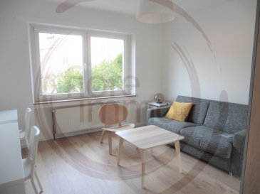 Nous avons le plaisir de vous proposer à la location un appartement meublé et équipé, situé au rez-de-chaussée d\'une petite résidence, dans le quartier de Bonnevoie à deux pas de la gare.<br><br>Les plus grands atouts de ce logement, sont sa totale rénovation et sa luminosité.<br> <br>Il se compose comme suit:<br>- Hall d\'entrée;<br>- Living et salle à manger; <br>- Cuisine équipée séparée;<br>- 1 grande chambre à coucher;<br>- 1 salle de bain avec toilette;<br>- 1 toilette séparée;<br>- Cave;<br>- Buanderie commune en sous-sol.<br><br>Frais d\'agence à la charge du locataire: 1 mois de loyer + 17% TVA. <br><br>Pour plus de renseignement veuillez contacter l\'agence.<br /><br />Wir freuen uns, Ihnen diese renovierte Wohnung im 1. Stock im Viertel Bonnevoie zur Miete anbieten zu können.<br><br>Mit einer Fläche von ca. 53 m2 besteht es wie folgt:<br><br>- Eingangshalle;<br>- Wohnzimmer und Esszimmer; <br>- Separate Einbauküche;<br>- 1 große Schlafzimmer;<br>- 1 Badezimmer mit Toilette;<br>- 1 separate Toilette;<br>- Keller.<br><br>Details:<br><br>- Gemeinsame Wäscherei im Keller;<br>- Kosten: 150 Euro;<br>- Doppelverglasung;<br>- Bushaltestellen und Straßenbahnen.<br><br>Agenturkosten zu Lasten des Mieterteils: 1 Monat Miete + 17% MwSt. <br><br>Für weitere Informationen wenden Sie sich bitte an die Agentur.<br /><br />We are pleased to offer you a fully furnished and equipped ground floor apartment in the Bonnevoie district, next to the train station.<br><br>The major asset of this accommodation is its total renovation and its brightness.<br> <br>It consists as follows:<br>- Entrance hall;<br>- Living and dining room; <br>- Separate equipped kitchen;<br>- 1 large bedroom;<br>- 1 bathroom with toilet;<br>- 1 separate toilet;<br>- Cave;<br>- Common laundry in the basement.<br><br>Agency fees at the expense of the tenant: 1 month rent + 17% VAT. <br><br>For more information please contact the agency.