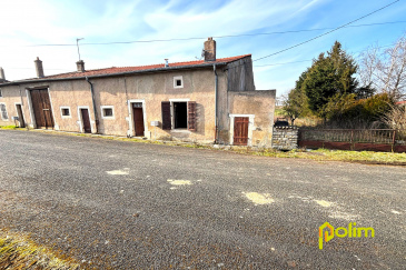 Nouveauté en exclusivité.  Très beau potentiel à developper pour cette maison de village sur une parcelle de plus de 13 ares. Belle pièce de vie de 40m2 avec magnifique cheminée, un salon séparé, deux chambres, salle de bains et wc.
 Grange avec dépendances de plus de 200 m2 sur le côté. Agréable jardin totalement clos sur l'arrière de la maison.
 Les informations sur les risques auxquels ce bien est exposé sont disponibles sur le site Géorisques : www.georisques.gouv.fr