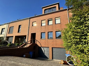 Situé dans l'un des plus beaux quartiers résidentiels de la commune, ENTIEREMENT RENOVE A NEUF ET DISPONIBLE IMMEDIATEMENT POUR 1ERE OCCUPATION, bel appartement de +- 80 m² habitables, situé au 1er étage de la résidence à 3 unités, comprenant :

- Hall d'accueil.
- Grand salon salle à manger.
- Cuisine indépendante.
- WC séparé.
- Salle de bains avec WC.
- 2 chambres à coucher.
- Grande Cave privative et buanderie commune.
- Jardin commun.

L'appartement a été rénové en totalité début 2025 : nouvelles fenêtres en triple vitrage et volets éléctriques - nouvelles installations électriques / sanitaires / chauffage - nouvelle isolation sous toiture - nouvelles portes intérieures et extérieures - nouveaux revêtements de sol en bois massif - nouveaux revêtements muraux (variovlies + peinture) - nouvelles salles de bains + WC séparé - ...

Classe énergétique EE. Faibles charges de copropriété.

La résidence est située dans un beau quartier exclusivement résidentiel, très tranquille. 
Facilités de parkings publics à l'extérieur.