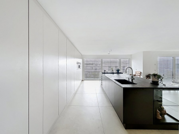 A vendre à Leudelange ? Maison de 5 chambres, de prestige aux prestations exceptionnelles

L'agence immobilière Immo-Contact vous propose à la vente une superbe maison haut de gamme construit en 2022 située à Leudelange, dans un environnement résidentiel calme et recherché. Cette propriété séduit par ses prestations haut de gamme, ses volumes exceptionnels et son confort moderne, offrant un cadre de vie rare sur le marché.

Caractéristiques générales
? Classe énergétique : A
? Surface habitable d'environ 667 m²
? Garantie constructeur encore valable (10 ans)
? Ventilation double flux (Velux)

Rez-de-chaussée:
? Hall d'entrée avec armoires intégrées
? Bureau
? WC séparé
? Une chambre avec salle de douche privative
? Finitions haut de gamme : béton coulé, triple vitrage,
? Salon spacieux avec une cheminée et accès terrasse et jardin avec piscine
? Cuisine haut de gamme

Étage:
? Escalier en bois massif
? Salle de bain en béton ciré
? Chauffage au sol (également présent dans le garage)
? 4 chambres à coucher au total avec placards intégrés sur mesure et chacune avec sa propre salle de douche
? Parquet massif
? Buanderie avec armoires encastrées et lavabo

Sous-sol et annexes
? Espace fitness aménagé avec salle de douche et sauna
? Cave aménagée
? Local technique
? Accès vélos
? Garage intérieur pour 6 voitures
? Plusieurs emplacements extérieurs permettant de stationner jusqu'à 6 véhicules

Équipements techniques:
? Pompe à chaleur
? Chauffage au sol à chaque niveau ainsi qu'au garage
? Tableau électrique indépendant par étage
? Toiture plate isolée (env. 50 cm avec laine de roche)
? Peinture entièrement refaite avant la vente

Une opportunité rare à Leudelange, alliant architecture contemporaine, confort absolu et prestations de très haut niveau.

Visites possibles en semaine et le samedi.

Pour toute information, contactez moi au +352 26 311 992.

Estimation gratuite de votre bien sous 48h : +352 26 311 992 ou info@immocontact.lu