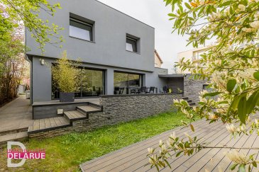 Scy-Chazelles Vente  - Maison     549 000 € Propriété à Scy-Chazelles , fabuleux. Propriété à Scy Chazelles ..d'une surface habitable de 161 m², assise parcellaire 1025m².
Une entrée avec placard sur mesure, une pièce de vie avec cuisine équipée en open space offrant un beau panorama sur la terrasse et jardin totalement arboré, une salle d'eau avec douche et wc, buanderie et un accès garage pouvant recevoir un VL.A l'étage un pallier , un grand salon intimiste et cosy avec cheminée , 3 belles chambres, un grand dressing familiale, 1 salle de bain avec toilette, un portail motorisé, chauffage électrique.