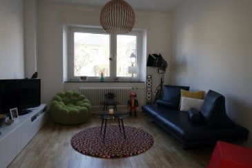 FISCHER immobilière vous propose cette charmante maison de ville, libre de 3 côtés, située dans une rue calme sans-issue dans un quartier résidentiel à Howald.
La maison se trouve sur un terrain de 3 ares avec un jardin exposé plein sud.

Disposition :
Au rez-de-chaussée :
- 1 entrée
- 1 double salon/salle à manger traversant
- 1 cuisine de 13m² avec chauffage au sol avec sortie sur terrasse de 30m² et jardin
- 1 WC séparé
Au 1er étage :
- 1 salle de douche avec WC
- 1 grande chambre (14m²)
- 1 chambre (11m²)
Au 2e étage :
- 1 chambre 12m²
- 1 petite chambre ou bureau
Au sous-sol avec accès jardin :
- garage 1 voiture
- 1 buanderie
- 1 réserve

Proches de toutes commodités (bus, gare, autoroutes, crèches, écoles, commerces, restaurants, parc Kaltreis).

Pour toutes visites ou questions, veuillez nous contacter au 661 210 328 ou par email info@fischerimmo.lu