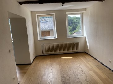 Charmante Erdgeschosswohnung mit Terrasse, naturnah wohnen nahe Luxemburg

Ankommen, durchatmen und sich sofort wohlfühlen: Diese gepflegte Erdgeschosswohnung in Irrhausen vereint ruhiges Wohnen im Grünen mit der idealen Nähe zur luxemburgischen Grenze, perfekt für Pendler, Ruhesuchende oder Singles mit Anspruch an Lebensqualität.

Auf rund 65 m² Wohnfläche erwartet Sie eine durchdachte Raumaufteilung mit einem hellen Wohnbereich, einem gemütlichen Schlafzimmer sowie einer einladenden Terrasse, die in den warmen Monaten zum Entspannen im Freien einlädt.

Das im Jahr 2000 erbaute Objekt überzeugt durch seinen gepflegten Zustand und eine solide Ausstattung. Die Kombination aus Fliesen und Laminatböden sorgt für eine angenehme Wohnatmosphäre, während die Holzfenster dem Zuhause einen natürlichen Charme verleihen.

Ausstattungsdetails im Überblick:

Erdgeschosslage komfortabel und barrierearm  
2 Zimmer, davon 1 Schlafzimmer  
Duschbad mit WC  
Terrasse mit Zugang ins Freie  
Eigener Kellerraum für zusätzlichen Stauraum  
TV-Satellitenanschluss vorhanden  
Böden: Fliesen und Laminat  
Holzfenster  
Beheizung über moderne Pelletanlage  

Mietkonditionen:

Kaltmiete: 600 € / Monat  
Nebenkosten: 100 € / Monat  
Strom: separat vom Mieter zu tragen  

Lagebeschreibung:  
Ehrhausen (PLZ 54689) liegt idyllisch in der Eifel und punktet durch seine ruhige, naturnahe Umgebung. Gleichzeitig profitieren Sie von der hervorragenden Anbindung in Richtung Luxemburg ? ideal für Berufspendler. Die umliegenden Orte bieten Einkaufsmöglichkeiten, Gastronomie sowie alle Einrichtungen des täglichen Bedarfs.

Fazit:  
Eine attraktive Wohnung für alle, die ruhiges Wohnen mit guter Erreichbarkeit verbinden möchten ? kompakt, gepflegt und mit eigener Terrasse ein echtes Wohlfühlangebot.