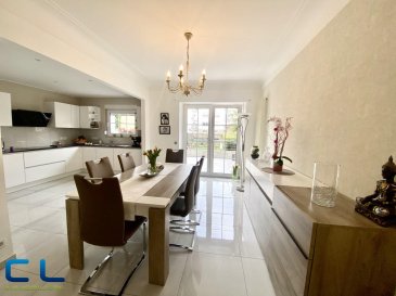 Belle maison mitoyenne en très bon état, lumineuse et bien agencée, proche de l\'hôpital de ville, commerces, écoles, transports en communs. <br>Avec une surface total de 260m2 dont 180m2 habitables elle se compose comme suit:<br>- rez-de-chaussée: hall d\'entrée, belle cuisine équipée, salon - salle à manger avec sortie sur terrasse et jardin.    <br>-1er étage: 2 grandes chambres à coucher, salle de bain, 1 chambre enfant ou bureau.<br>- 2éme étage: 2 chambres à coucher salle de bain.<br>- Grenier aménageable.<br>Au sous sol: Cave, buanderie, chaufferie, salle de douche, débarras, accès sur une deuxième terrasse et jardin.<br>Actuellement les propriétaires louent un garage derrière le jardin, possibilité de reprendre le bail.<br><br>Pour pus d\'informations ou pour une visite des lieux veuillez contacter Mme. VEIGAS Cristina<br>Gsm.: 621505621 ou par mail: cristina.veigas@cl-immo.lu<br><br><br>Disponible à convenir. <br>Frais d\'agence a charge du vendeur.