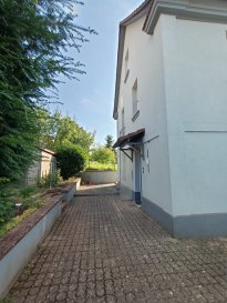 Spécial investisseur - Immeuble. Goetzenbruck, l'agence Nord Sud Immobilier vous propose cet immeuble construit en 1990 composé :
- D'un rez de chaussée avec entrée indépendante disposant d'un appartement 2 pièces de 51,80 m² composé d'un dégagement, cuisine, séjour, salle d'eau avec WC et 1 chambre à coucher. 
Logement libre de toute occupation. 
DPE : D / GES : D. Coûts annuels estimés entre 1 020€ et 1430€.

- D'un premier et deuxième étage disposant d'un appartement 4 pièces de 86.87 m² en duplex avec entrée, dégagement, cuisine, séjour, salle d'eau avec WC, 1 chambre à coucher et 2 chambres à coucher sous combles.
Logement actuellement loué à 360€ hors charges.
DPE : E / GES : E. Coûts annuels estimés entre 2 390€ et 3 280€.

Le bien dispose également d'une terrasse, d'un sous sol avec 2 garages de 12 m² et 15 m² et 2 caves, le tout sur un terrain de 3,01 ares.

Les informations sur les risques auxquels ce bien est exposé sont disponibles sur le site Géorisques : www.georisques.gouv.fr

Contact Nord Sud immobilier à Rohrbach les bitche, Bitche, Diemeringen et Sarreguemines.