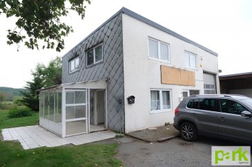 ROLLINGEN, 46, rue de Luxembourg, maison ancienne libre de trois côtés avec grand jardin. Elle est composée de : entrée avec véranda, salon, cuisine séparée semi-équipée, une salle de bains avec baignoire, premier étage (dalles en bois) deux grandes chambres à coucher, WC séparé, petite pièce sans fenêtre. Emplacements de parking à l'extérieur. Contrat de bail à durée déterminée d'un an fixe, (possibilité de renouvellement selon accord entre parties), chauffage au mazout, libre le premier octobre 2026, repeinte à neuf. Frais d'agence : un mois de loyer + TVA, 50% à charge du locataire, 50% à charge du bailleur.