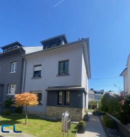 Nous vous proposons cette belle maison de coin, située dans un quartier résidentiel d\' Esch/Alzette à proximité de la Place Benelux. <br><br>Bâtie sur un terrain de 2.79 ares, cette maison de 200m2 dont 145m2 habitables se compose comme suit: <br><br>- rdch: hall, wc séparé, cuisine équipée, grand salon avec accès sur terrasse et jardin.<br>-étage: 2 ch/c., grande salle de bains avec douche et baignoire,<br>- 2ème : 2 ch/c., salle de douche,<br>- sous-sols: caves, chaufferie, buanderie<br><br>Cette maison est très bien soignée , très lumineuse et agréable a vivre. <br>Se situe a proximité des écoles, crèches, hôpital de ville, petits commerces de proximité, arrêt de bus etc.<br><br>Bonnes connexions routières, à 5 minutes en voiture du site Belval, Gare d\'Esch, autoroutes etc. <br><br>Disponible à convenir. <br><br>Les frais d\'agence sont inclus dans le prix et à charge du propriétaire. <br><br>