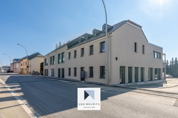 Découvrez ce magnifique appartement neuf, construit en 2022, situé dans une paisible zone résidentielle. Avec ses 92 m² de surface habitable répartis sur deux étages, cet appartement moderne et lumineux offre des prestations haut de gamme et une disponibilité à convenir.

Ce superbe appartement traversant, assurant une luminosité optimale. Le séjour de 30 m², spacieux et convivial, s'ouvre sur une terrasse de 18 m², idéale pour profiter des beaux jours. La cuisine, entièrement équipée et aménagée, est parfaite pour les amateurs de gastronomie. Le chauffage au gaz, associé à une chaudière moderne, assure un confort thermique exceptionnel.

Rez-de-chaussée :
Le garage de 30 m² offre deux emplacements ouverts, pratiques pour le stationnement.

1er étage :
Vous y trouverez une buanderie de 2 m², deux chambres avec parquet au sol de 11 m² et 14 m², ainsi qu'un couloir de 5 m². Le hall d'entrée de 3 m², équipé d'une porte sécurisée, mène à une salle de douche de 3 m² avec douche italienne et lavabo. Le séjour de 30 m², ouvert sur la cuisine et la salle à manger, donne accès à la terrasse de 18 m², bien orientée. Un WC séparé de 3 m² complète ce niveau.

2ème étage :
Le deuxième étage abrite une troisième chambre de 16 m² avec parquet au sol, un débarras de 4 m² et une salle de douche de 2 m² équipée d'une douche italienne, d'un lavabo et d'un WC.

L'appartement bénéficie de sols en carrelage et parquet, de murs carrelés, de faïence et de peinture. Les fenêtres en châssis PVC avec triple vitrage et volets électriques assurent une excellente isolation phonique et thermique.

Équipements divers :
- Chauffage au sol
- Isolation extérieure et intérieure
- Ventilation VMC double flux
- Porte d'entrée sécurisée
- Détecteurs de fumée
- Éclairage indirect
- Fibre optique et internet haut débit
- Nombreuses prises électriques et prises éthernet
- Spots encastrés

Équipements de cuisine :
La cuisine moderne, avec son îlot central et ses nombreux rangements, est équipée d'un congélateur, d'une cuisinière vitrocéramique, d'un four, d'un four à micro-ondes, d'un réfrigérateur, d'une hotte aspirante, d'un lave-vaisselle et d'un plan de travail.

La vue dégagée offre un panorama sur la forêt/bois environnant, ajoutant une touche de tranquillité à cet appartement.

L'emplacement est idéal avec des bus, un centre sportif, des commerces, des connexions autoroutières, des crèches, des écoles, une gare, un parc, des restaurants, une piscine et des pistes cyclables à proximité.

Ne manquez pas l'opportunité de visiter cet appartement exceptionnel qui combine confort moderne et environnement serein. Pour plus d'informations ou pour organiser une visite, contactez-nous dès maintenant.

Personne responsable pour le bien:
Maurits van Rijckevorsel
Tel. +352 / 621 198 891
email: maurits@vanmaurits.lu