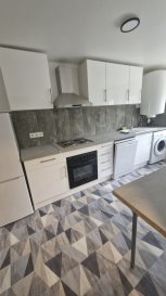 Appartement rénové situé au 3e étage d'un petit immeuble de 3 logements, comprenant entrée, dégagement, séjour, cuisine équipée, salle d'eau avec douche, WC, lavabo.
Chauffage électrique