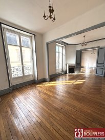 NANCY CENTRE / GRAND APPARTEMENT AVEC BALCON, MANSARDES ET C.  NANCY secteur recherché très proche de l'hyper-centre, rue Isabey, à 5 minutes à pieds de la Gare. Idéal pour une famille, ce grand appartement de caractère de 7 pièces principales à rénover entièrement (beau potentiel), d'une surface de 146.91m2 carrez, est situé au premier étage d'une petite copropriété ornée de magnifiques fresques, apportant charme et authenticité à l'ensemble. Cet appartement offre sur le même niveau : une entrée avec placard offrant un espace fonctionnel, un dégagement desservant une cuisine séparée et un placard de rangement, une salle à manger avec accès sur balcon, un séjour et un salon avec parquet en chêne en pointe (totalisant 50.08m2 d'espace de vie convivial), un couloir desservant un bureau de 6.42m2, une buanderie, un WC séparé, une salle de bains, ainsi que 3 chambres (12.71m2, 10.91m2 et 16.78m2). Placards de rangements. Système de chauffage au gaz. Au 4ème étage, vous trouverez des mansardes et greniers privatifs. Au sous-sol, des caves privatives permettant un espace de stockage supplémentaire. Localisation idéale, à proximité immédiate : transports, gare, commerces, établissements scolaires...offrant confort et praticité au quotidien ! www.agencedeboufflers.fr
Les informations sur les risques auxquels ce bien est exposé sont disponibles sur le site Géorisques : www.georisques.gouv.fr