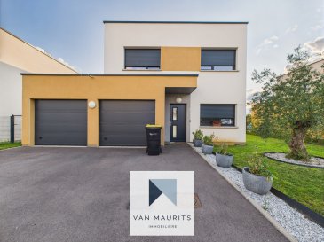 Maison familiale moderne de 4 chambres à Hussigny-Godbrange ? proche frontière luxembourgeoise

Idéalement située au fond d'une impasse, dans un lotissement calme à Hussigny-Godbrange, cette maison contemporaine construite en 2021 séduira les familles de frontaliers à la recherche de confort, d'espace et de tranquillité, à seulement quelques minutes du Luxembourg.

Son emplacement privilégié garantit une grande tranquillité et une sécurité optimale pour les enfants, qui peuvent jouer à l'extérieur en toute sérénité.

Caractéristiques principales :

Surface habitable généreuse avec une grande pièce de vie de 44 m² comprenant un salon lumineux et une cuisine équipée ouverte.

Buanderie attenante à la cuisine, très pratique au quotidien pour optimiser les rangements et la gestion du linge.

4 chambres spacieuses de 9 m², 13,26 m², 14,09 m² et 24,42 m², idéales pour accueillir une famille ou aménager un bureau.

Deux salles d'eau : 
Une salle de douche avec WC au RDC 
Une salle de bains avec baignoire, douche et WC au 1er étage

Terrasse de 22 m² donnant sur un jardin privatif de 353 m², le tout sur un terrain plat de 5,47 ares orienté sud-ouest : profitez d'un ensoleillement optimal toute la journée.

Chauffage au sol alimenté au gaz ? confort moderne et économie d'énergie.

Double vitrage sur l'ensemble des menuiseries.

Les plus :

-Maison située au fond d'une impasse : calme absolu et sécurité renforcée
-Buanderie attenante à la cuisine, fonctionnelle et discrète
-Environnement résidentiel paisible
-Proximité immédiate de la frontière luxembourgeoise : parfait pour les travailleurs frontaliers
-Construction récente, aucun travaux à prévoir
-DPE: C/C

Une maison clé en main, idéale pour une vie de famille paisible à deux pas du Luxembourg.

Pour plus d'informations ou organiser une visite, contactez-moi dès maintenant

Philippe Mélard  
+352 661 405 446  
philippe@vanmaurits.lu