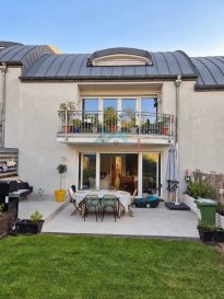 BELARDIMMO propose de découvrir ce magnifique duplex à vendre, situé dans la charmante commune de Mamer, à proximité de toutes les commodités et des grands axes.

Le duplex se situe dans une petite résidence de deux unités et il est situé dans une rue sans issue.

Ce bien dispose de 4 chambres, dont 2 chambres d’enfants, mais surtout d’un grand jardin privatif et d’une belle terrasse afin de pouvoir profiter pleinement des espaces extérieurs

Il se compose ainsi :

RDC 

-	Hall d’entrée
-	Cuisine ouverte sur salon et salle à manger
-	Terrasse
-	Jardin privatif ( 140.93m²)
-	Salle de douche avec WC
-	WC séparé
-	2 chambres d’enfants

1er ETAGE

-	Hall de nuit
-	Salle de bain avec WC
-	2 chambres à coucher avec accès balcon

Le duplex dispose également de 2 emplacements voitures intérieur et d’une cave adjacente avec branchement pour machine à laver et sèche-linge.

Situé dans une commune prisée, à proximité des écoles, transports et commerces, ce duplex rare à la vente allie parfaitement praticité et confort.

Pour toutes informations complémentaires veuillez-vous adresser à Monsieur Belardi au +352 621367853 ou par email à l’adresse suivante contact@belardimmo.lu

 ---------- 
BELARDIMMO bietet Ihnen die Möglichkeit, dieses wunderschöne Duplex zum Verkauf zu entdecken, gelegen in der charmanten Gemeinde Mamer, in der Nähe aller Annehmlichkeiten und Hauptverkehrsstraßen.

Das Duplex befindet sich in einer kleinen Residenz mit zwei Einheiten und liegt in einer Sackgasse.

Diese Immobilie verfügt über 4 Schlafzimmer, darunter 2 Kinderschlafzimmer, vor allem aber über einen großen privaten Garten und eine schöne Terrasse, um die Außenbereiche voll genießen zu können.

Es gliedert sich folgendermaßen:

Erdgeschoss

- Eingangsbereich
- Offene Küche zum Wohnzimmer und Esszimmer
- Terrasse
- Privater Garten (140,93 m²)
- Duschbad mit WC
- Separates WC
- 2 Kinderschlafzimmer

1. Obergeschoss

- Flur
- Badezimmer mit WC
- 2 Schlafzimmer mit Zugang zum Balkon

Das Duplex verfügt außerdem über 2 Parkplätze im Inneren und einen angrenzenden Keller mit Anschluss für Waschmaschine und Trockner.

In einer begehrten Gemeinde gelegen, in der Nähe von Schulen, Verkehrsmitteln und Geschäften, vereint dieses seltene Duplex zum Verkauf perfekt Praxisnähe und Komfort.

Für weitere Informationen wenden Sie sich bitte an Herrn Belardi unter +352 621367853 oder per E-Mail an die Adresse contact@belardimmo.lu.

 ---------- 
BELARDIMMO offers to discover this magnificent duplex for sale, located in the charming municipality of Mamer, close to all amenities and major roads.

The duplex is located in a small residence of two units and is situated on a cul-de-sac.

This property has 4 bedrooms, including 2 children’s bedrooms, but most importantly a large private garden and a beautiful terrace to fully enjoy outdoor spaces.

It is composed as follows:

GROUND FLOOR 

- Entrance hall
- Open kitchen to living room and dining area
- Terrace
- Private garden (140.93m²)
- Shower room with WC
- Separate WC
- 2 children’s bedrooms

FIRST FLOOR

- Night hall
- Bathroom with WC
- 2 bedrooms with balcony access

The duplex also has 2 indoor parking spaces and an adjacent cellar with connections for washing machine and dryer.

Located in a sought-after municipality, close to schools, transportation, and shops, this rare duplex for sale perfectly combines practicality and comfort.

For any additional information, please contact Mr. Belardi at +352 621367853 or by email at contact@belardimmo.lu