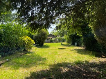 Nichée dans un écrin de verdure, à la jonction entre Soleuvre et Differdange, cette maison individuelle libre des quatre côtés séduit par son charme unique.  
Entourée d'un magnifique terrain arboré de 12,47 ares, elle développe une surface totale d'environ 190 m², dont 120 m² habitables, à laquelle s'ajoute un sous-sol entièrement aménagé.  
  
Dès l'entrée, accessible par une porte sécurisée, vous découvrez un hall accueillant desservant une salle de bain équipée d'une baignoire balnéo et d'une douche.  
Le vaste séjour de 43 m², baigné de lumière naturelle, est agrémenté d'une cheminée. La cuisine équipée s'ouvre directement sur une terrasse couverte et sur un jardin paisible, parfaits pour profiter des beaux jours.  
À l'étage, trois chambres à coucher (environ 8,5 m², 15 m² et 15 m²) sont complétées par un WC séparé avec lavabo, avec la possibilité d'y ajouter une douche supplémentaire.  
  
Cette maison conviendra idéalement aux familles en quête d'espace et de nature, mais aussi aux artistes, indépendants, collectionneurs de véhicules ou amoureux des animaux (chiens, chevaux, lapins, moutons, poneys?) grâce à ses nombreuses dépendances et à son environnement préservé.  
  
Parmi les points forts de ce bien, on retrouve un grand garage/atelier avec toiture récente pouvant accueillir 4 à 6 véhicules, ainsi qu'un espace pour garer un camping-car.  
La propriété dispose également de deux box à chevaux avec cour bétonnée, deux étables supplémentaires et un verger spacieux situé en zone REC, offrant de multiples possibilités.  
  
Pour toute demande d'information ou pour organiser une visite, contactez Chloé.