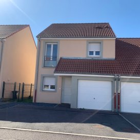A MONT SAINT MARTIN (54 350) A LOUER MAISON MITOYENNE D'UNE SUPERFICIE D'ENVIRON 90M² SUR UN TERRAIN DE 2 ARES.

MAISON DISPONIBLE A PARTIR DU 1ER NOVEMBRE.

LOYER 1600€.
DEPOT DE GARANTIE 1600€.
FRAIS D'AGENCE 1600€.
PAS DE CHARGES MENSUELLES.

Au rez-de-chaussée:
Une entrée, une cuisine équipée ouverte sur le salon salle à manger avec un accès terrasse et le jardi, un cabinet de toilette.

A l'étage:
Un dégagement, 3 chambres, une salle de bain avec un 2ème cabinet de toilette.

Un garage pour une voiture avec un espace pour le lave-linge.

CHAUFFAGE AU GAZ.
DOUBLE VITRAGE PVC.
