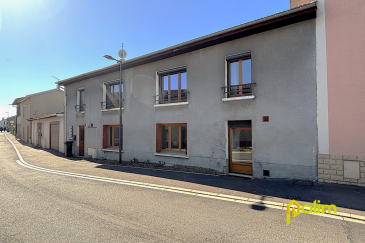 Proche toute commodité.  Mieux qu'un appartement, venez découvrir cette très jolie maison de village sans aucun travaux à prévoir. Au RDC, une cuisine équipée séparée du salon séjour, trois chambres à l'étage et SDB - tout confort. Stationnement facile.
 Les informations sur les risques auxquels ce bien est exposé sont disponibles sur le site Géorisques : www.georisques.gouv.fr