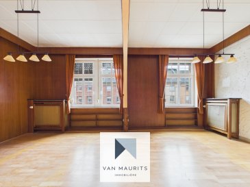 Située au n° 8, rue de Belvaux, en face de la piscine municipale, à proximité des arrêts de bus, d'un parking public, des sorties de la ville et du futur arrêt du tram à la Place Benelux reliant Esch à Luxembourg-Ville, dans un environnement dynamique et recherché,
cette maison mitoyenne construite en 1928 sur un terrain de 1a65ca en pleine propriété développe une surface totale de 500 m², dont une surface habitable d'environ 327 m².

Le bien se compose de 5 chambres, d'un rez-de-chaussée commercial de 140 m² actuellement occupé par un boulanger bien établi, ainsi que d'une grande cave de 140 m² et d'un grenier aménageable offrant environ 22 m² habitables.

L'immeuble est à rénover et présente un fort potentiel de valorisation, notamment grâce à la possibilité de diviser les étages supérieurs en lots d'appartements.

Composition

Rez-de-chaussée (± 140 m² ? espace commercial)

Atelier
Cuisine
Espace commercial
WC séparé

1er étage

Cuisine (12 m²)
Salle à manger (19 m²)
Salon (32 m²)
Pièce de rangement avec WC (12 m²)
Cage d'escalier (7 m²)

2e étage

2 chambres de 16 m²
Couloir (7 m²)
Salle de bain (8 m²)
WC séparé (3 m²)
Palier et cage d'escalier (7 m²)

3e étage

3 chambres (2 x 15 m² et 16 m²)
Couloir (4 m²)
Palier et cage d'escalier (7 m²)

Sous-sol 
Cave (± 140 m²)

Grenier
± 53 m² au sol avec une hauteur de 3,64 m ? non isolé, aménageable

Caractéristiques techniques

Dalles en béton et en bois
Toiture en zinc en très bon état
Chauffage au mazout (chaudière et radiateurs)
Citerne conforme
Châssis en bois et PVC, double vitrage
Revêtements de sol variés : parquet, laminé, plancher, terrazzo

Atouts

Localisation idéale, proche de toutes commodités
Arrêts de bus et futur tram, gare, accès autoroutiers
Commerces, écoles, crèches, université, hôpital
Parcs, piscine, restaurants
Vue sur jardin
Parking public à proximité
Garage box en location disponible en option

Ce bien représente une opportunité intéressante pour un investisseur ou un promoteur grâce à sa configuration, son volume et son potentiel de division.

Disponibilité immédiate.

Agent responsable du dossier : Lydia Indjova
lydia@vanmaurits.lu
+352 661 331 628