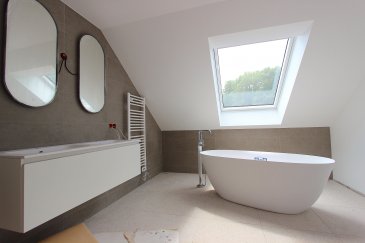 Appartement-duplex neuf au 4e étage à vendre à Luxembourg-Eich

? Disponibilité immédiate ?

À vendre : un lumineux appartement-duplex avec un balcon de 5m2(N°176 - 4e étage) situé dans une résidence de haut standing récemment construite sur la place d'Argent à Luxembourg-Ville, à proximité de toutes les commodités. L'arrêt de bus se trouve à seulement 20 mètres, et le parc d'Eich, avec ses pistes cyclables en direction de Luxembourg-Centre et du Kirchberg, est accessible en 3 minutes à pied.

Ce duplex de 83m2 habitables dispose:
- d'un hall d'entrée,
- d'un WC séparé,
- d'une cuisine ouverte avec accès au balcon couvert,
- d'un lumineux salon,
- d'une suite parentale avec une salle de bains privative,

A l'étage du duplex se situe une 2e suite parentale avec une salle de bains privative.

De plus, cet appartement comprend :
- une cave privative au sous-sol,
- une buanderie commune.

Le prix d'un emplacement de parking intérieur est de 60?000 € TTC.

Équipements techniques :
- chauffage au gaz,
- chauffage au sol,
- triple vitrage,
- châssis de fenêtres en aluminium,
- stores électriques sur toutes les fenêtres,
- ventilation avec récupération de chaleur,
- thermostat connecté dans chaque pièce,
- porte d'entrée sécurisée.

La commission d'agence est à la charge du vendeur.

PRIX : 929.423 € TTC ? TVA 3 %*)
*) Sous condition d'acceptation par l'Administration de l'Enregistrement.

N'hésitez pas à nous contacter pour toute demande d'information ou pour organiser une visite.
Disponible en LU, EN, DE, FR, PT au +352 269 007 1