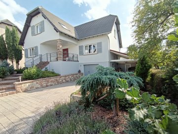 Maison individuelle 7 pièces. Dans un quartier paisible à Diemeringen, Nord Sud Immobilier a le plaisir de vous présenter cette charmante maison individuelle, construite en 1978, composée : 

-D'un rez de chaussée avec une spacieuse entrée, d'un salon/salle à manger, d'une cuisine entièrement équipée donnant accès à une agréable véranda, d'une salle d'eau, de deux chambres à coucher et WC individuel.
- D'un étage avec un dégagement, 3 chambres dont une ouverte sur le dégagement et d'une salle d'eau avec WC.

Le bien dispose également d'un sous sol complet avec garage, d'un carport ainsi qu'un abri de jardin à l'arrière du bien idéal pour profiter des beaux jours, le tout sur un terrain plat de 8,70 ares.

Les informations sur les risques auxquels ce bien est exposé sont disponibles sur le site Géorisques : www.georisques.gouv.fr

Agences Nord Sud Immobilier à Sarreguemines, Diemeringen, Rohrbach les Bitche et Bitche.