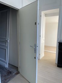125 rue pierre mauroy . 
À louer : appartement T2 de 47 m² avec chambre en duplex, entièrement refait à neuf.
Idéal étudiant ou jeune actif – coup de cœur assuré !
Il se compose d’un beau séjour lumineux, d’une cuisine équipée (four, plaque de cuisson, réfrigérateur), d’une salle de bain avec baignoire, ainsi que d’une chambre en duplex avec dressing et espace bureau.
Situé au 2áµ‰ étage, en centre-ville, à proximité immédiate des transports (métro, tramway, bus) et des pistes cyclables. Proche des écoles et facultés.
Appartement très lumineux et agréable à vivre.

Disponible mi-mai.
Loyer : 830 € + 60 € de charges.
Honoraire avec état des lieux :612,00 euros