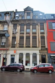 Beau duplex de +/- 120m2 au 2ème étage d'une résidence situé au centre de Differdange proche de toutes commodités, comprenant :

- Hall l'accueil 
- Cuisine équipée
- Salon / Salle à manger 
- Trois chambres à coucher
- Un bureau
- Deux salles de douches
- Deux WC séparés 
- Cave
