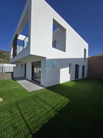 Maison jumelée neuve à vendre à Riviera del Sol, à 5 minutes en voiture du charmant et animé village côtier de La Cala de Mijas, où vous trouverez un large choix de restaurants, de supermarchés, d'écoles et de plages, et à 30 minutes de l'aéroport de Malaga.

La maison offre une surface habitable totale de 102 m² et 145 m² d'espaces extérieurs.

Elle se compose d'un rez-de-chaussée comprenant une entrée, une cuisine ouverte sur le salon-salle à manger de 25 m², avec accès direct à une terrasse avec vue sur la mer, ainsi qu'une salle de bains pour les invités.

L'étage comprend 3 chambres, 2 salles de bains complètes, dont une attenante à une chambre, et toutes les chambres ont un accès direct au jardin.

La place de parking se trouve juste en face de la porte d'entrée de la maison.

La résidence dispose d'une piscine commune, d'une salle de sport avec vue sur la mer et d'une aire de jeux pour enfants.

Pour plus de renseignement veillez contacter l'agence par téléphone au +352 26 54 31 48 ou par mail : contact@belardimmo.lu

 ---------- 
Neues Reihenhaus zu verkaufen in Riviera del Sol, 5 Minuten mit dem Auto vom charmanten und lebhaften Küstendorf La Cala de Mijas entfernt, wo Sie eine große Auswahl an Restaurants, Supermärkten, Schulen und Stränden finden, und 30 Minuten vom Flughafen Malaga entfernt.

Das Haus bietet eine Gesamtwohnfläche von 102 m² und 145 m² Außenbereich.

Es besteht aus einer Erdgeschoss, das einen Eingang, eine offene Küche zum Wohnzimmer-Esszimmer von 25 m² umfasst, mit direktem Zugang zu einer Terrasse mit Meerblick, sowie ein Gäste-Badezimmer.

Das Obergeschoss umfasst 3 Schlafzimmer, 2 volle Badezimmer, eines davon en-suite, und alle Zimmer haben direkten Zugang zum Garten.

Der Parkplatz befindet sich direkt vor der Haustür des Hauses.

Die Wohnanlage verfügt über einen Gemeinschaftspool, ein Fitnessstudio mit Meerblick und einen Kinderspielplatz.

Für weitere Informationen wenden Sie sich bitte telefonisch an die Agentur unter +352 26 54 31 48 oder per E-Mail: contact@belardimmo.lu

 ---------- 
New semi-detached house for sale in Riviera del Sol, 5 minutes by car from the charming and lively coastal village of La Cala de Mijas, where you will find a wide choice of restaurants, supermarkets, schools and beaches, and 30 minutes from Malaga airport.

The house offers a total living area of 102 m² and 145 m² of outdoor spaces.

It consists of a ground floor including an entrance, an open-plan kitchen with the living-dining room of 25 m², with direct access to a terrace with a sea view, as well as a guest bathroom.

The upper floor includes 3 bedrooms, 2 full bathrooms, one of which is en-suite to a bedroom, and all bedrooms have direct access to the garden.

The parking space is located right in front of the house's front door.

The residence has a communal pool, a gym with sea views, and a children's playground.

For more information, please contact the agency by phone at +352 26 54 31 48 or by email: contact@belardimmo.lu