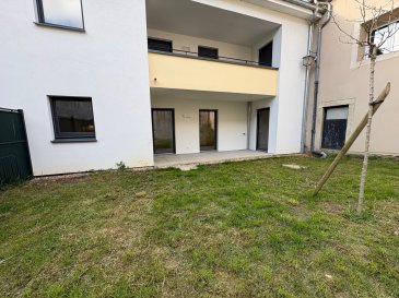 Venez découvrir ce bel appartement situé en rez-de-chaussée, dans un environnement calme et verdoyant, au cœur d'un petit village où règnent tranquillité et douceur de vivre. Lumineux et spacieux, ce logement offre un cadre de vie particulièrement agréable, aussi bien à l'intérieur qu'à l'extérieur.

L'appartement dispose d'une grande terrasse de 8,60 m² ainsi que d'un vaste jardin privatif de 84,54 m². Véritable prolongement des espaces de vie, cet extérieur est directement accessible depuis la cuisine, le salon/séjour ainsi que les deux chambres. Vous pourrez ainsi profiter pleinement des beaux jours, organiser des repas en famille ou entre amis, laisser les enfants profiter du jardin ou encore accueillir un petit animal de compagnie.

L'espace extérieur bénéficie également d'un accès adapté aux personnes à mobilité réduite, permettant à chacun de profiter pleinement de cet agréable cadre de vie.

À l'intérieur, l'appartement offre une belle pièce de vie conviviale avec une cuisine équipée ouverte sur le salon/séjour. Dès l'entrée, un placard permet de disposer d'un espace de rangement pratique.

Le logement dispose également d'une salle de bain équipée d'un sèche-serviettes ainsi que d'un WC séparé.

Une place de parking privative en sous-sol complète ce bien, apportant un véritable confort supplémentaire au quotidien.

Côté environnement, l'appartement bénéficie d'un emplacement idéal : vous profitez du calme et de la nature d'un petit village, tout en restant proche de toutes les commodités. Commerces, écoles, activités extrascolaires, pôles médicaux et différents services sont facilement accessibles. Les axes autoroutiers à proximité permettent également de rejoindre facilement les villes et les secteurs environnants.

Le loyer mensuel est complété par une provision sur charges de 130 €, comprenant l'eau froide, l'entretien de la chaudière, l'électricité et l'entretien des communs, la maintenance de la porte du garage et la Taxe d'enlèvement des ordures menagères.

Les honoraires de location s'élèvent à 713 €, dont 519 € pour les visites, la constitution du dossier et la rédaction du bail, et 194 € pour l'état des lieux.

Conformément à la réglementation en vigueur, les informations relatives aux risques auxquels ce bien est exposé sont disponibles sur le site officiel : www.georisques.gouv.fr.