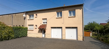 À VENDRE – TROMBORN (57320)
Maison bi-famille de 168 m², aux portes de l’Allemagne – Idéal projet familial ou investissement. Terrain 6 ares.
Située au calme sur la charmante commune de Tromborn, à seulement quelques minutes de la frontière allemande, découvrez cette spacieuse maison mitoyenne d’un seul côté. Parfaitement configurée pour accueillir un projet bi-familial ou pour un investissement locatif performant, cette propriété séduit par ses volumes, son agencement fonctionnel et ses extérieurs soignés.
Le bien développe une surface habitable totale de 168,46 m², judicieusement répartie en deux appartements indépendants :
•	En rez-de-chaussée (F3 de 68,74 m²) : Un premier logement, idéal pour conserver une totale autonomie ou accueillir des proches.
•	À l’étage (F5) : Un appartement familial particulièrement spacieux, doté de 3 belles chambres lumineuses.
Extérieurs et prestations :
L’extérieur de la maison a été pensé pour le confort au quotidien. Vous profiterez d’une vaste cour entièrement pavée à l’avant, offrant une excellente zone de stationnement et de retournement. Un accès latéral pavé et clos par un portail mène vers l'arrière du terrain et son cadre verdoyant.
•	Stationnement : 2 garages individuels intégrés, équipés de portes motorisées.
•	Confort technique : Fenêtres en double vitrage PVC avec système oscillo-battant (OB), assurant une bonne isolation thermique et phonique.
•	Structure & Énergie : Chauffage fuel et toiture en parfait état.
Le bien est immédiatement disponible et n'attend plus que vos projets.
•	Prix : 228.000 €
•	Honoraires : À la charge du vendeur.
Contact : Gérard STOULIG – Agent commercial EI au : 06 03 40 33 55 – Mail : agenceabel@gmail.com.