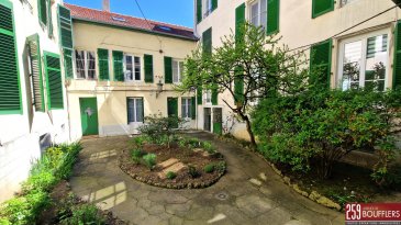 APPARTEMENT-CAVE-CELLIER / NANCY SECTEUR COMMANDERIE.  Exclusivité. NANCY/COMMANDERIE. Appartement traversant de 3 pièces principales, d'une surface de 70m2, situé au premier étage (en deuxième corps de bâtiment, apportant un calme absolu) d'une copropriété très bien entretenue. Offrant : un dégagement, une cuisine séparée semi-équipée, une pièce de vie, deux chambres (11.72m2 et 16.08m2), placards, ainsi qu'une salle d'eau avec WC. Cave privative au sous-sol. Cellier privatif au premier étage, permettant un espace de stockage complémentaire à côté de l'appartement. Idéalement situé à 10 minutes à pieds de la gare de NANCY, proche de toutes commodités (transports, axes autoroutiers, commerces, écoles...). Chauffage individuel gaz. www.agencedeboufflers.fr
Les informations sur les risques auxquels ce bien est exposé sont disponibles sur le site Géorisques : www.georisques.gouv.fr
