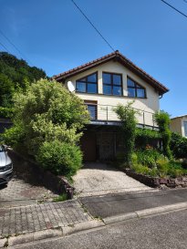 Située à Merten en impasse, une charmante commune en France à quelques pas de  de l'Allemagne, cette maison individuelle, proposée à l'achat par Wirrig Chaparoff Immobilier, offre un cadre de vie agréable et spacieux.

Détails de la propriété:

Cette maison pour une surface habitable de 162 m² offre une cuisine ouverte sur le salon séjour  3 chambres à coucher et 1 salle de bains, 1 grand espace supplémentaire à l'étage entièrement ouvert  d'une surface de 59.50 m² Carrez  et 94 m² au sol, doté d'un pêlle à bois, pourra servir d espace de loisirs, de suite parentale, de bureaux,  de salle de sports un accés pour une salle salle de bains est aussi  prévu les arrivées d'eau et électricité y sont  présents.

Construite sur un terrain de 7 ares complété par un magnifique jardin de 769 m² très bien entretenu et une terrasse de 16 m², elle garantit un espace extérieur privilégié. Avec son garage et ses places de parking extérieures, le stationnement est facilité. 

Profitez d'une cuisine équipée à plan ouvert sur un salon-séjour et sur une grande terrase 'un pôele à bois pour la conviviabilité , idéale pour les moments de détente en famille ou entre amis.
Le sous-sol est carrelé, avec un garage, une chaufferie, 2 caves, la toiture est en excellent état refaite en 2006.

Installations à proximité:

Merten offre un environnement paisible avec un accès facile aux établissements scolaires tels que des écoles primaires, ainsi qu'à des commerces variés et restaurantsà proximité  pour ravir tous les goûts. Les espaces verts et équipements de loisirs ne manquent pas pour les adeptes de plein air. Les services de santé et de transport sont également bien desservis, assurant un quotidien pratique et agréable.

La taxe foncière est de 719.00€.

N'attendez plus pour découvrir cette maison et l'environnement agréable qu'elle vous propose. Contactez-nous dès maintenant via notre formulaire ou par téléphone pour planifier une visite. Ne laissez pas passer cette belle opportunité!