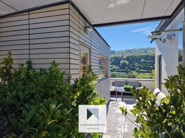 Situé à Wasserbillig, dans la commune de Mertert, cette maison mitoyenne construite en 2005, rénovée en 2018 avec son rooftop exceptionnel, offre une surface totale de ± 170 m² dont ± 145 m² habitables. Elle se compose comme suit :

Au rez-de-chaussée, un hall d'entrée ± 3 m² avec ses armoires intégrées, un wc séparé, un bureau de ± 7 m² et un séjour de ± 27 m² avec vue sur la Moselle par de grandes baies vitrées.

Le 1er étage, comprend un palier de ± 5 m², une chambre de ± 12 m² avec son dressing ± 9 m² en suite, une salle de douches moderne ± 10 m² ainsi que la chambre de ± 20 m² avec vue dégagée sur la Moselle. Cette chambre est divisible en deux chambres de ± 9 m².

Le rez-de-jardin, est composé d'une cuisine ouverte avec salle à manger de ± 26 m², donnant sur la terrasse de ± 40 m² plein Sud avec accès direct à la promenade le long de la Moselle.

En plus cet étage comprend la buanderie de ± 6 m², un débarras, et le garage de ± 28 m².

Le rooftop sur toute la surface du toit vient compléter cette offre et comprend une espace repos, une douche et marquises électrique accompagnée d'une vue en hauteur dégagée sur la Moselle en garantissant un espace privatif.

Charges :

Consommation électrique chauffage  120 EUR/mois
Eau, taxes communales etc.

Détails complémentaires :

- Maison rénovée en 2018
- Wifi  ;
- Chauffage électrique par le sol et radiateurs ;
- Double vitrage, châssis en bois, volets manuels, stores électriques;
- Vue exceptionnelle avec terrasse orientée sud ;
- Carrelage au sol ;
- Alarme ;
- chauffage, eau et poubelle individuelle ;
- Accès à une piste de vélos par la terrasse.

Agent responsable : Juha Ahonen

E-mail : juha@vanmaurits.lu
Tél. : +352 661 249 476