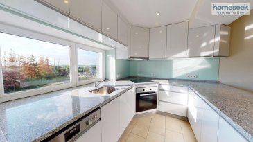 Au 2e étage d\'une maison bi familiale, duplex de 2 chambres de 2015 d\'une superficie d\'environ 87.37m².<br>Bénéficiant d\'un accès privatif par un escalier extérieur, le duplex s\'ouvre sur un espace de rangement et de stockage. Un escalier mène ensuite à l\'appartement sur 2 niveaux.<br>Au premier niveau :<br>- hall d\'entrée<br>- buanderie<br>- espace de rangement sous l\'escalier<br>- salon-séjour avec cuisine ouverte de 32.90m²<br>- belle salle de douche avec WC de 5.02m²<br>- chambre de 13.82m²<br>A l\'étage sous combles :<br>- grande chambre avec vélux électriques et automatiques<br>- coin dressing<br>- salle de douche avec WC<br>De nombreux rangement dans les sous-pentes sur toute la longueur. A noter, placards encastrés de qualité, finitions soignées. Garde-corps à installer sur la partie terrasse.<br>A cela s\'ajoutent 2 places de parking extérieur et une grande terrasse avec barbecue sur environ 35m².