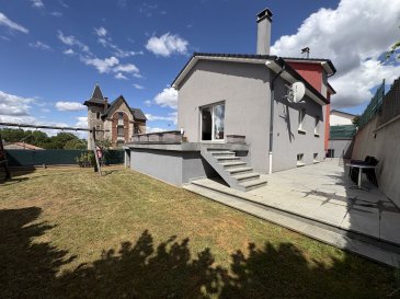 Villa - 260m ². PANETTA IMMOBILIER vous propose, 

Dans la commune de Longlaville, à 1min de la frontière Luxembourgeoise, 

Un pavillon individuel de 260m², construit en 2008.

Ce bien aux nombreux espaces se compose comme suit : 

Vous trouverez au rez-de-chaussée, un vaste hall d'entrée desservant un grand espace salon/séjour (avec insert et accès terrasse) ouvert sur une spacieuse cuisine équipée ; WC séparés ; une salle de bains (douche et baignoire) ; 2 grandes chambres.

A l'étage, on y trouvera un pallier desservant 2 grandes chambres supplémentaires, une salle d'eau (douche et WC) ; un espace grenier aménagé en 2 chambres supplémentaires dont une passante.

Le sous-sol de ce pavillon est composé d'un grand garage double ; d'un espace cuisine d'été.

Une entrée indépendante au sous-sol vous permettra de profiter d'un local d'environ 30m² pour une possible activité professionnelle ou location.

Les fenêtres sont en DVPVC (volets motorisés) ; chauffage gaz au sol ; pavillon de 2008 ; électricité aux normes...

DPE : C

Pour plus d’informations et visites, veuillez contacter Monsieur Emmanuel COLSON au +33 6 75 63 18 94.

Les informations sur les risques auxquels ce bien est exposé sont disponibles sur le site Géorisques : www.georisques.gouv.fr