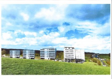 Immobilière La Cité vous présente un nouveau projet de construction d\'immeubles mixtes d\'une superficie totale de 8000m².<br>Possibilité de location de bureaux à partir de 18€/m2 brut dans<br>futur construction (en cour) de 3 Immeubles comprenant des plateaux à partir de 443 m2 jusqu\'à 606m2.<br>Parking extérieur 186<br>Parking intérieur 64<br>Total: 250 parkings<br>Les rdch des trois immeubles ont la possibilité d\'être exploités en tant que local commercial.<br>Description situation:<br>Ce projet immobilier bénéficie d\'une situation exceptionnelle, car situé à Livange, au sud de la capitale (10min) dans la commune de Roeser. Accès immédiate à l\' autoroute allant vers la France, à 8 Km du centre de Luxembourg et à 10 Km de l\'aéroport international.<br>Restaurations et Hôtel IBIS / ACCOR /restaurant TURI sont sur le même site.<br>Parmi les occupants ayant déjà choisi cette localisation citons Valentino Caffè , Socotec, Olky....<br><br />Ref agence :location plateau bureau livange 