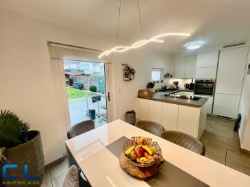 Belle maison mitoyenne rénovée, très lumineuse et parfaitement agencée.
Elle se compose de trois chambres à coucher, d'une salle de douche, d'un WC séparé, d'une cuisine entièrement équipée ouverte sur la salle amanger et le salon.

La maison offre également une possibilité d'agrandissement au niveau du rez-de-chaussée.
Vous disposerez d'un garage, d'une cave, d'une buanderie, ainsi que d'un agréable jardin avec potager et maisonnette de jardin.

Très bien entretenue, la maison est équipée d'un système d'alarme et de la climatisation.
Située dans un quartier calme et résidentiel, à proximité de la Place Benelux, tout en restant proche de toutes les commodités.

Disponible à convenir. 
Les frais d'agence sont inclus dans le prix de vente et à charge du vendeur.
Pour toute visite ou information complémentaire, contactez-nous au 26 53 41, ou Mr GOMES au 621 29 44 30  / marco.gomes@cl-immo.lu