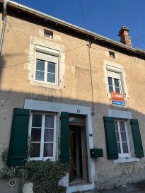 Maison de ville comprenant entrée, cuisine, salon-séjour, salle d'eau en rez-de-chaussée-de-chaussée. 
Au premier étage : deux grandes chambres ( 16 et 18 m2), wc. 
Grenier.
Chauffage central au gaz de ville. 
 Idéal premier achat ou investissement locatif !!