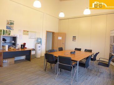 Beau bureau de 65,35 m2 au 1er étage d’un centre d’affaires dans une zone d’activités économiques (ZAE) à Ellange Gare.

Ce bien se compose de : 

- 1 grand espace de bureau avec des belles baies vitrées.
- 1 grand bureau de direction 
- 1 WC séparé 
- 1 kitchenette
- 1 dépôt de stockage au rez-de-chaussée
- 2 parkings extérieurs
- Libre 01.07.2018

Le bureau dispose de chauffage au sol, tout le câblage nécessaire et Fibre.
Possible de louer des meubles pour le bureau.

N'attendez plus, contactez-nous par mail sur info@gng.lu ou au 621 366 377.

Découvrez toutes nos offres sur www.gng.lu