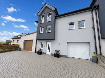 À VENDRE

JS Partners Immobilière vous propose cette belle maison jumelée (libre de 3 côtés) située à Hoffelt, dans la commune de Wincrange, dans un environnement calme et verdoyant.

Cette maison récente vous séduira par ses volumes généreux, ses équipements modernes et son fort potentiel. Elle dispose d'un grand atelier/garage (construit en 2025) pour une capacité de 7-8 voitures, ce qui est extrêmement rare sur le marché.

Caractéristiques principales :

- Surface habitable : ± 155 m²
- Terrain : 6,93 ares
- Classe énergétique : BB
- Construction : 2015
- Triple vitrage
- Chauffage au sol
- Pompe à chaleur
- VMC
- 7-8 emplacements intérieurs (Atelier/Garage)
- 4 emplacements extérieurs

Composition :

Rez-de-chaussée
- Hall d'entrée
- Débarras / vestiaire
- WC séparé
- Buanderie
- Salle technique
- Garage (1 voiture) avec accès direct au jardin
- Grand jardin

1er étage
- WC séparé
- Bureau
- Spacieux et lumineux living / salon
- Cuisine équipée
- Accès à une grande terrasse

2ème étage
- 3 chambres
- 1 salle de bain (douche + baignoire)

Accessibilité :

- Accès facile et rapide vers Wiltz, Troisvierges et Marnach
- Bonne connexion vers le nord du Luxembourg
- Proche de la frontière belge

Pour plus d'informations ou pour organiser une visite, n'hésitez pas à me contacter.

Moura Jemp  
+352 621216646  

Les surfaces et superficies sont indicatives.