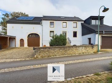 Découvrez cette superbe maison, fruit de la transformation d'une ancienne ferme datant de 1850. Avec environ 208 m² de surface habitable sur un total de 330 m², cette demeure allie le charme de l'ancien à une fonctionnalité contemporaine, offrant des espaces de vie spacieux et lumineux. Vous avez également la possibilité d'acquérir la maison meublée.

Rez-de-chaussée :
À l'entrée, un hall accueillant de 5 m² vous conduit vers une cuisine entièrement équipée de 13 m² et une élégante salle à manger traversante de 14 m². Quelques marches mènent à un vaste séjour de 48 m², agrémenté d'un poêle à bois en pierre qui diffuse une chaleur agréable et crée une atmosphère conviviale. Avec sa hauteur cathédrale de 5,68 m, le séjour est baigné de lumière grâce à une grande baie vitrée s'ouvrant sur le jardin et la terrasse d'environ 20 m².

Un palier de 14 m² dessert une salle de douches moderne de 6 m² avec douche, lavabo et WC. Une buanderie et une seconde salle de douche de 16 m², ainsi qu'un garage d'environ 22 m² avec porte automatique et accès extérieur, complètent ce niveau.

Premier étage :
Un palier de nuit de 13 m² donne accès à trois chambres spacieuses de 12, 25 et 28 m², alliant confort et intimité.
Grenier :
Un grenier aménagé de 28 m² au sol vous ouvre un monde de possibilités pour créer des espaces supplémentaires selon vos envies.

Sous-sol :
Le sous-sol abrite deux caves voûtées, dont une cave à vin de 24 m² et une autre de 23 m², ainsi qu'un espace pour la chaudière au gaz. Un garage pour une voiture complète cet espace fonctionnel.

À l'extérieur :
Le jardin, soigneusement aménagé, comprend un grand noisettier, et la cour devant la maison est dotée d'un puits condamné.

Caractéristiques supplémentaires :
Cheminée en pierres réfractaires de marque Tulli Kiwi, d'une valeur d'environ 20 000 €
Panneaux solaires pour l'eau chaude
Châssis en bois avec double vitrage de marque Theba (2016)
Toit refait en tuiles et ardoises
Adoucisseur d'eau
Chaudière au gaz à condensation
Réserve de bois à l'extérieur
Pour plus d'informations, pour organiser une visite ou demander une estimation, n'hésitez pas à me contacter.

Maurits van Rijckevorsel
+352 621 198 891
maurits@vanmaurits.lu
Ne laissez pas passer cette occasion unique d'acquérir un bien d'exception !