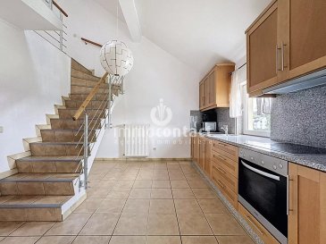 L’agence immobilière Immo-Contact vous propose ce charmant duplex sous forme de maison, situé à Bissen.

Idéalement localisé dans une rue calme, ce duplex se trouve à proximité des écoles, commerces, arrêts de bus et bénéficie d’un accès rapide aux grands axes routiers. Un bien idéal pour un couple ou une petite famille recherchant confort et convivialité.

Le duplex est en bon état et dispose d’un agencement modulable permettant d’adapter les espaces selon vos besoins.

Ce joli duplex lumineux et fonctionnel, se compose comme suit :

Rez-de-chaussée :

- Hall d’entrée
- Bureau (ou pièce polyvalente)
- Local technique avec chauffage au gaz et buanderie
- Accès direct à l’extérieur

1er étage :

- Hall
- Cuisine équipée ouverte sur l’espace de vie
- 2 chambres à coucherWC séparé
- WC séparé

2ème étage

- Mezzanine aménageable (idéal comme 3áµ‰ chambre, salle de jeux ou bureau)
- Grenier (espace de stockage)

Extérieurs :

- 2 emplacements extérieurs 
- Jardin commun à partager

Disponibilité : Libre de suite

Pour toute information complémentaire ou une visite, contactez-moi directement au +352 621 391 355.

Estimation gratuite de votre bien (sous 48h) : +352 26 311 992 ou par mail info@immocontact.lu

 ---------- 
The Immo-Contact real estate agency is offering this charming duplex house in Bissen.

Ideally located on a quiet street, this duplex is close to schools, shops, bus stops, and has quick access to major roads. An ideal property for a couple or small family looking for comfort and conviviality.

The duplex is in good condition and has a flexible layout allowing you to adapt the spaces to suit your needs.

This attractive, bright, and functional duplex is composed as follows:

Ground floor:

- Entrance hall
- Office (or multipurpose room)
- Utility room with gas heating and laundry room
- Direct access to the outside

1st floor:

- Hallway
- Fully equipped kitchen opening onto the living area
- 2 bedrooms Separate toilet
- Separate toilet

2nd floor:

- Convertible mezzanine (ideal as a 3rd bedroom, playroom or office)
- Attic (storage space)

Outside:

- 2 outdoor parking spaces 
- Shared garden

Availability: Available immediately

For further information or to arrange a viewing, please contact me directly on +352 621 391 355.

Free valuation of your property (within 48 hours): +352 26 311 992 or by email info@immocontact.lu