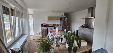 TRES BEL F3 AU 1ER ETAGE, comprenant entrée, cuisine équipée ouverte sur séjour, 2 chambres, salle d'eau et wc. Balcon et garage.