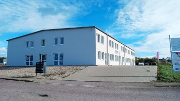 LOCAUX PROFESSIONNELS – HANGARS - BUREAUX et terrain à bâtir.

NOUS VENDONS dans la Zone Artisanale, route de Schreckling à BOUZONVILLE (57320), soit à proximité immédiate de la frontière allemande et proche du centre-ville ;

Etabli sur un terrain de 6281 m2 dont une partie de 2800 m2 environ est encore libre à la construction, un bâtiment entièrement réhabilité comprenant :

7 hangars de 83 m2 avec portes hautes motorisées, auxquels sont rattachés pour chacun, un bureau de 20 m2 et des espaces sanitaires (coin cuisine – Douche – WC) de 6 m2.

Ces sept lots sont loués dans le cadre de baux professionnels ou commerciaux.

A l’étage, et en plain-pied arrière : 8 lots de 2 bureaux contigus de 40 m2 pour chaque lot. Ils sont libres à la location. 

Hors même la location de ces bureaux, la rentabilité brute est supérieure à 10 % et pourra être encore considérablement augmentée.

CONTACT :

Gérard STOULIG – Agent commercial
Au : 06 03 40 33 55 – Mail : agenceabel@gmail.com

NB : Les frais d’agence sont à la charge du vendeur.